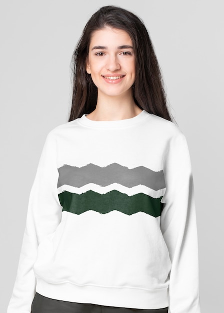 Mulher bonita vestindo um suéter estampado em zig zag com espaço de design