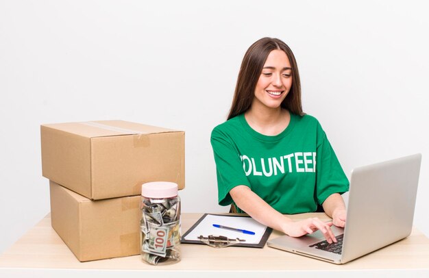 mulher bonita voluntária e conceito de doação