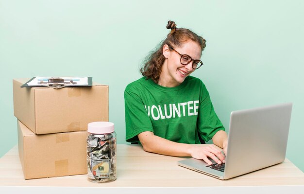 mulher bonita voluntária e conceito de doação