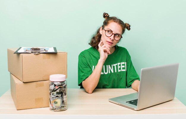 mulher bonita voluntária e conceito de doação