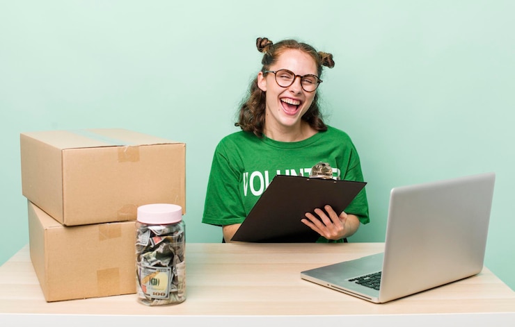 Foto grátis mulher bonita voluntária e conceito de doação