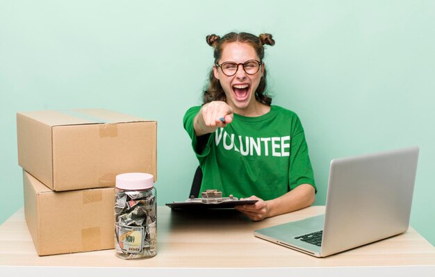 mulher bonita voluntária e conceito de doação