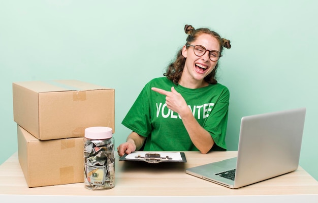 mulher bonita voluntária e conceito de doação