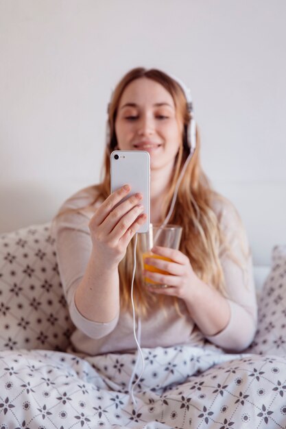 Foto grátis mulher borrada levando selfie na cama