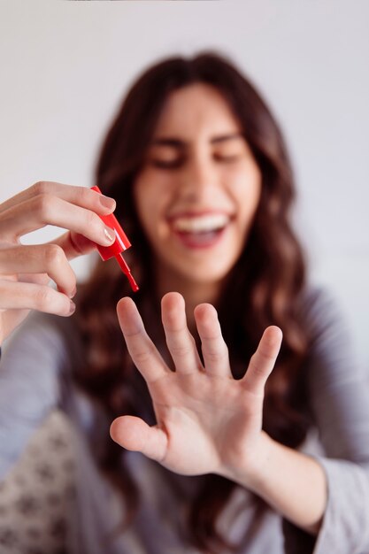 Mulher borrada pintando unhas