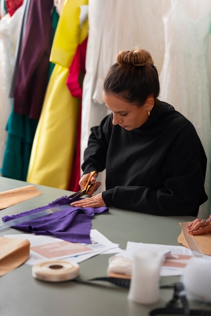 Foto grátis mulher brasileira de tom médio trabalhando como designer de roupas