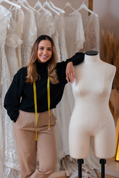 Mulher brasileira trabalhando como designer de roupas