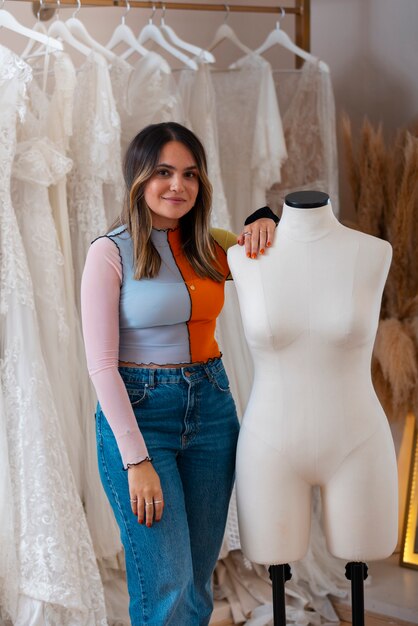 Mulher brasileira trabalhando como designer de roupas