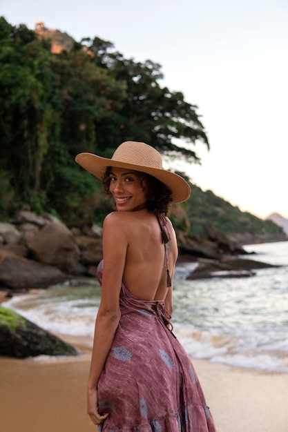 Mulher brasileira vestindo roupa de férias