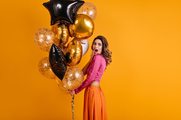 Foto grátis mulher cacheada comemorando aniversário