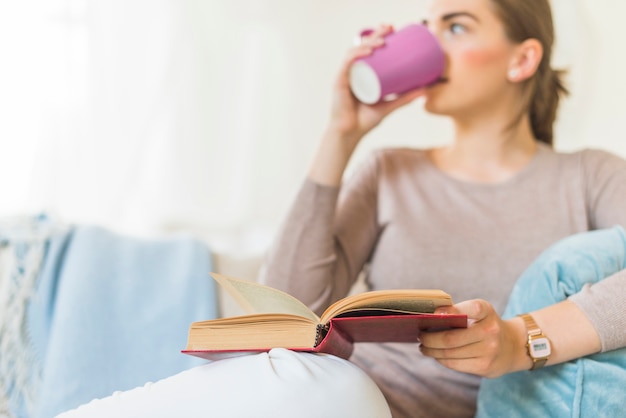 Mulher, café bebendo, casa, segurando, livro