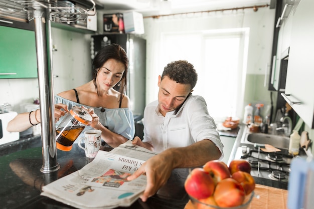 Mulher, café torrencial, em, assalte assento, perto, a, marido, falando telefone móvel