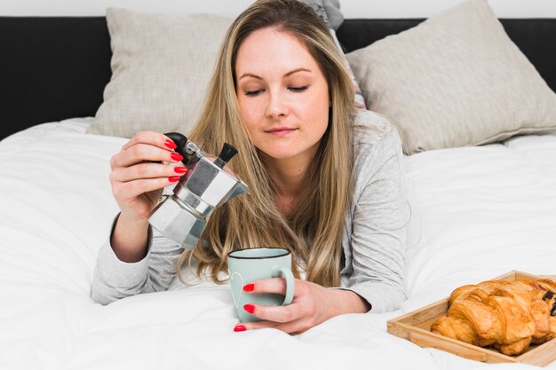 Foto grátis mulher, cama, café torrencial