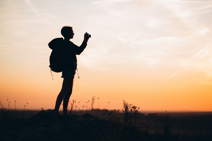 Foto grátis mulher, caminhadas nas montanhas e fazendo foto