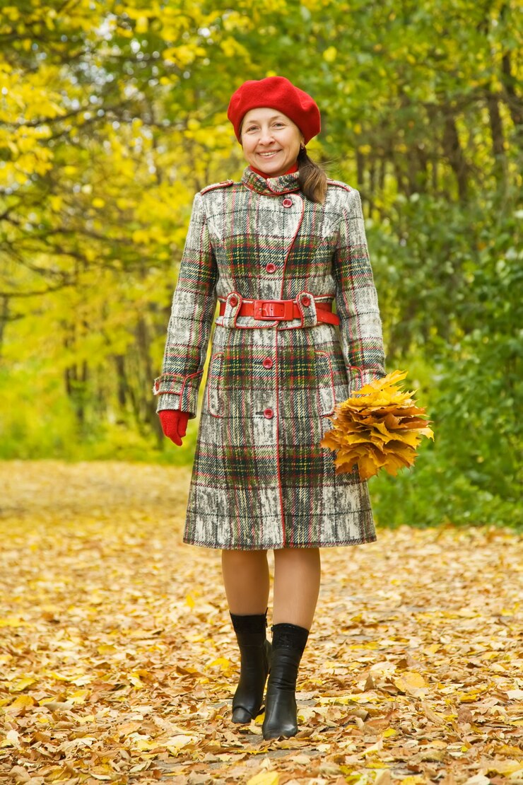 Foto grátis mulher caminhando ao ar livre no outono