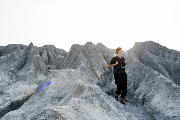 Mulher caminhando até o topo da montanha na natureza