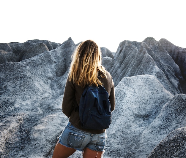 Mulher caminhando até o topo da montanha na natureza