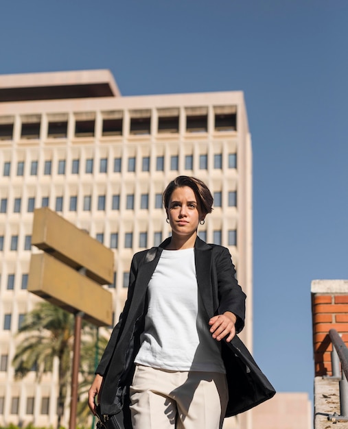 Foto grátis mulher caminhando na cidade