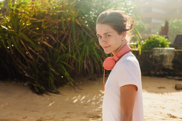 Foto grátis mulher caminhando na praia