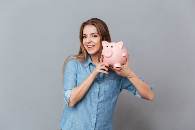 Foto grátis mulher camisa, segurando, moneybox, em, mãos