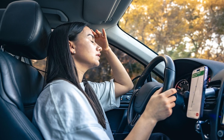 Foto grátis mulher cansada, condutora de carro, sofrendo de dor de cabeça, enxaqueca, dirigindo um veículo.
