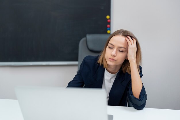 Mulher cansada de tiro médio no trabalho