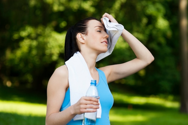 Mulher cansada depois de correr