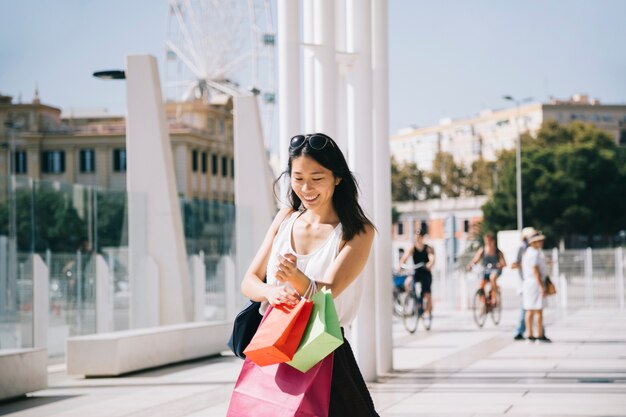 Mulher carregando sacolas de compras