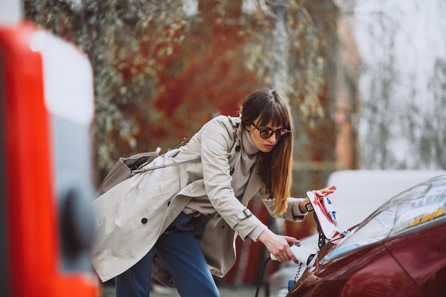 Mulher, carregar, electro, car, em, a, elétrico, posto gasolina