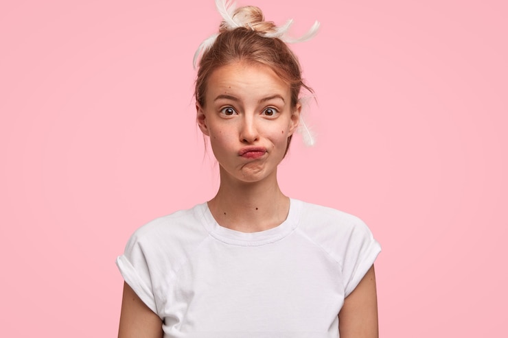 Foto grátis mulher caucasiana com penas no cabelo