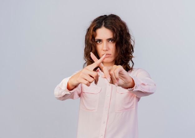 Foto grátis mulher caucasiana confiante cruzando os dedos e gesticulando sem sinal