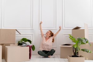 Mulher caucasiana se preparando para se mudar para uma nova casa