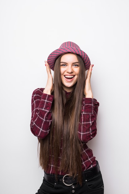 Foto grátis mulher causal posando com chapéu isolado na parede branca