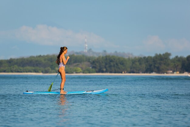 Mulher cavalgando sup. . Bali. Indonésia