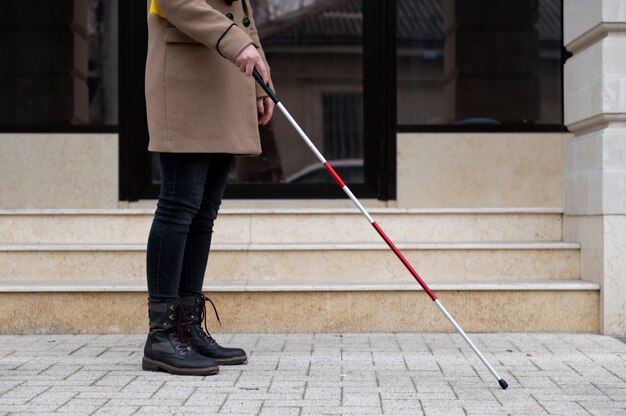 Mulher cega andando usando sua bengala