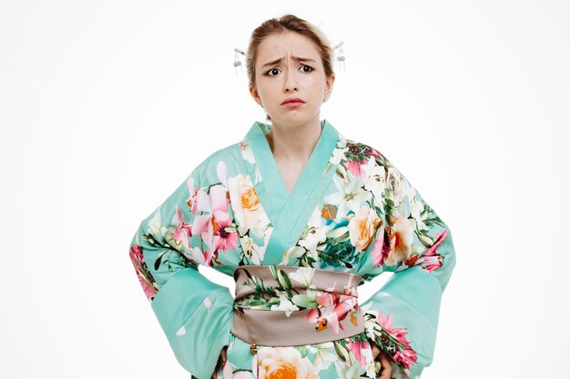 Mulher chateada com quimono japonês tradicional olhando para o lado com expressão confusa em branco