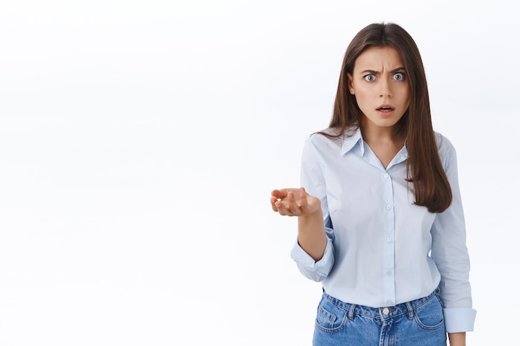 Foto grátis mulher chocada e muda olhando estupefata e perplexa, a mandíbula caída ofegante não tem palavras enquanto levanto as mãos em consternação, não sei, não consigo entender