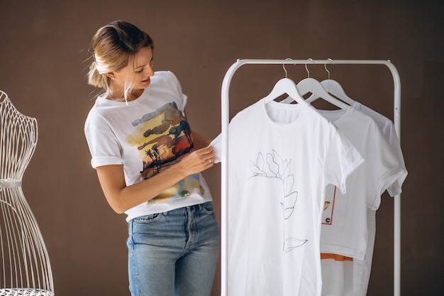 Foto grátis mulher, chosing, um, camisa branca