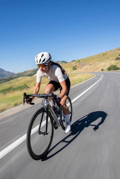 Mulher ciclista profissional