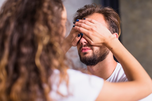 Foto grátis mulher, cobertura, olhos, homem, mãos