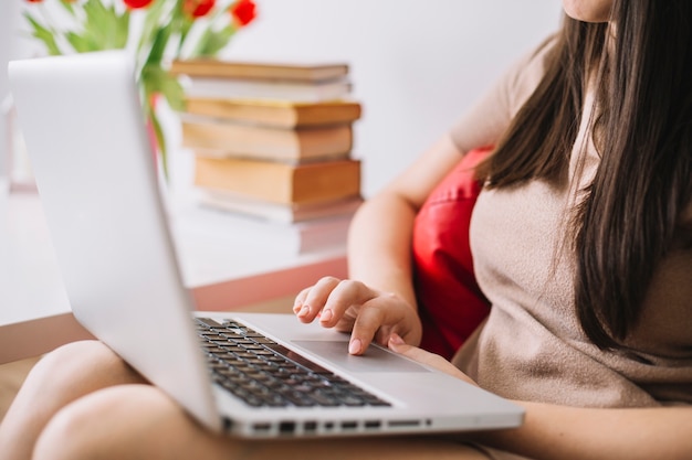 Foto grátis mulher colheita, browsing, laptop
