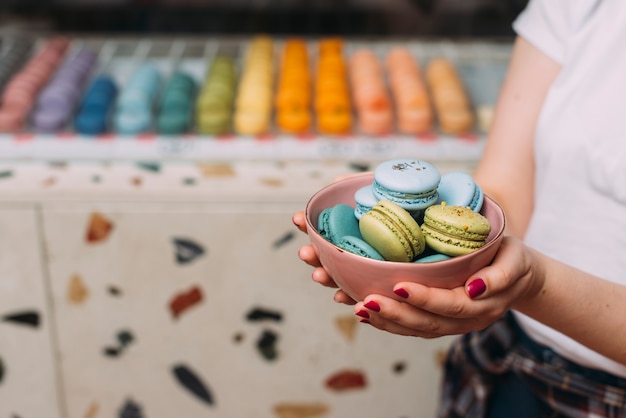 Mulher colheita, tigela segurando, com, macaroons