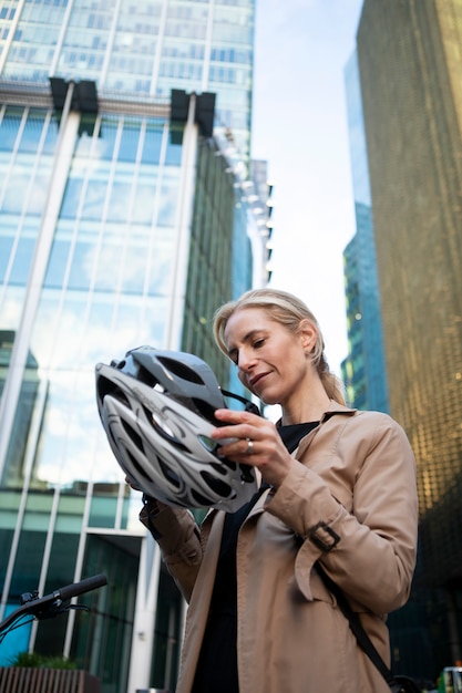 Foto grátis mulher colocando o capacete e se preparando para andar de bicicleta