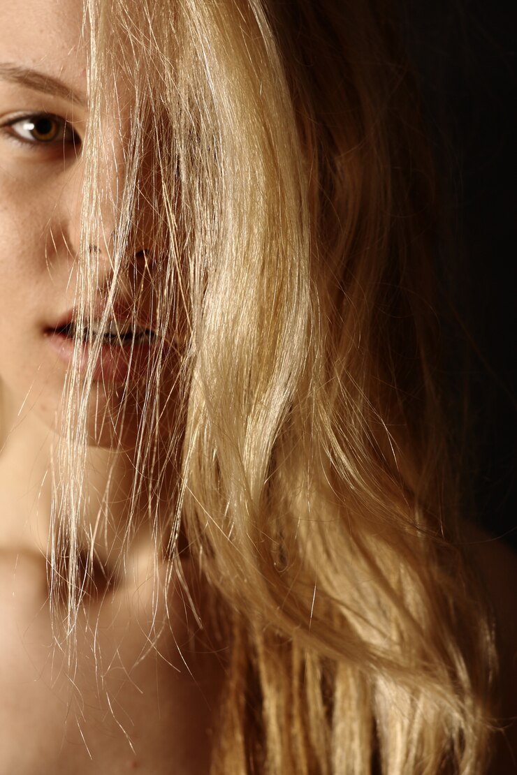 Foto grátis mulher com a boca aberta com o cabelo ao lado