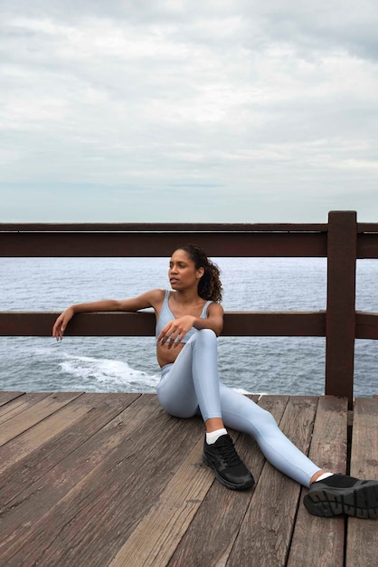 Foto grátis mulher com abdômen visível fazendo fitness