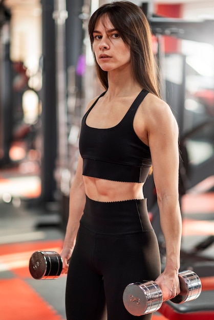 Foto grátis mulher com abdômen visível fazendo fitness