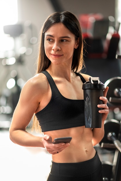 Mulher com abdômen visível fazendo fitness