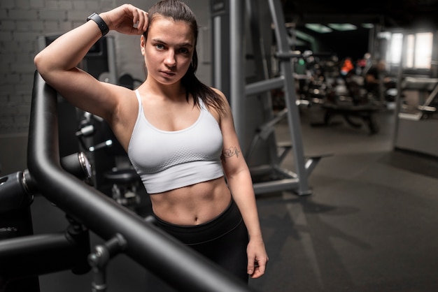 Mulher com abdômen visível fazendo fitness