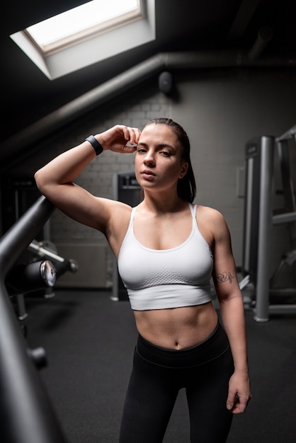 Mulher com abdômen visível fazendo fitness