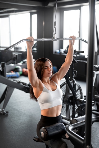 Foto grátis mulher com abdômen visível fazendo fitness